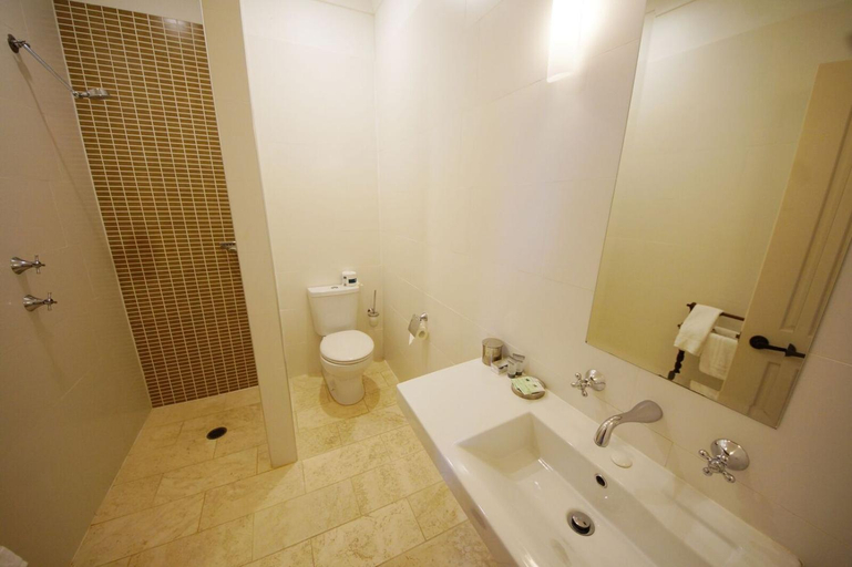 Bathroom, The Playhouse Hotel, Tamworth Regional - Pt B