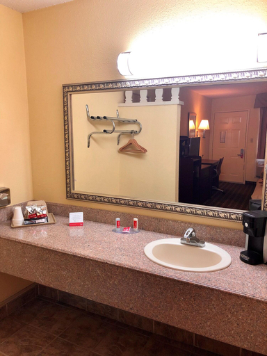 Bathroom 4, Super 8 by Wyndham Albuquerque Downtown, Bernalillo