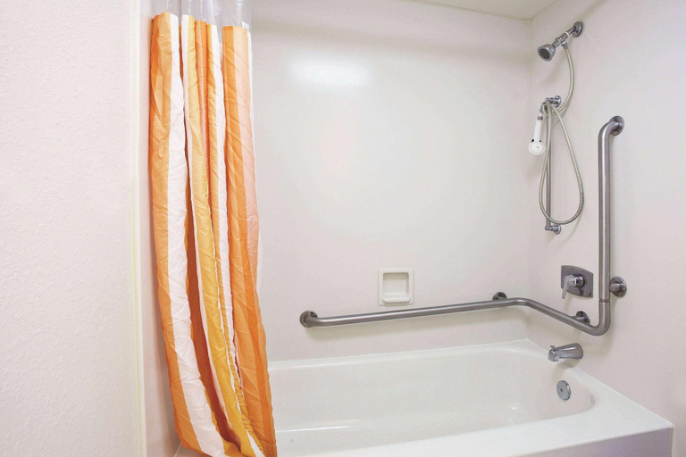 Bathroom 4, Howard Johnson by Wyndham Columbus Fort Benning, Muscogee