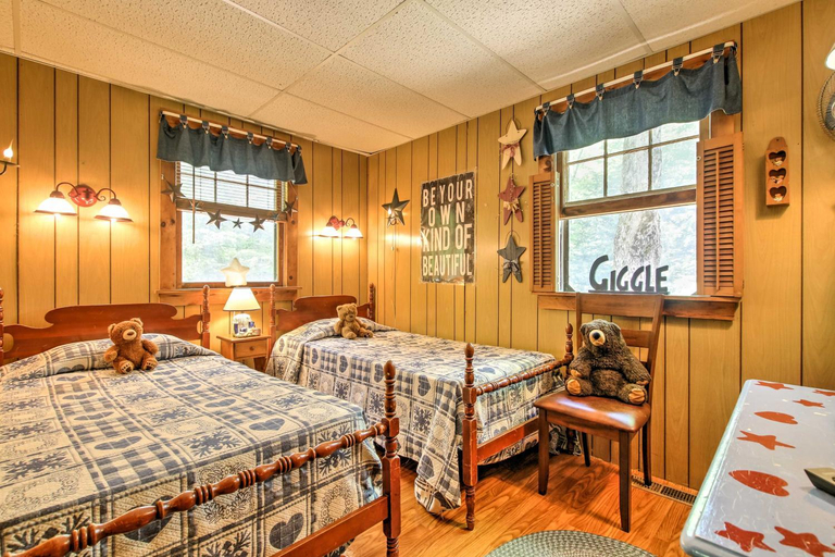 Bedroom 2, Pet-Friendly Cabin w/ Fire Pit, BBQ & Great Deck!, Hampshire
