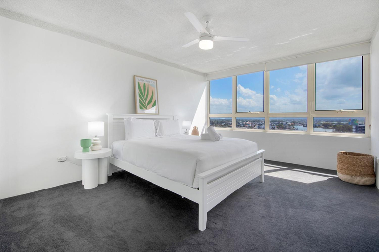 Large Waterfront Apartment in Surfers Paradise - CoastHM, Gold Coast