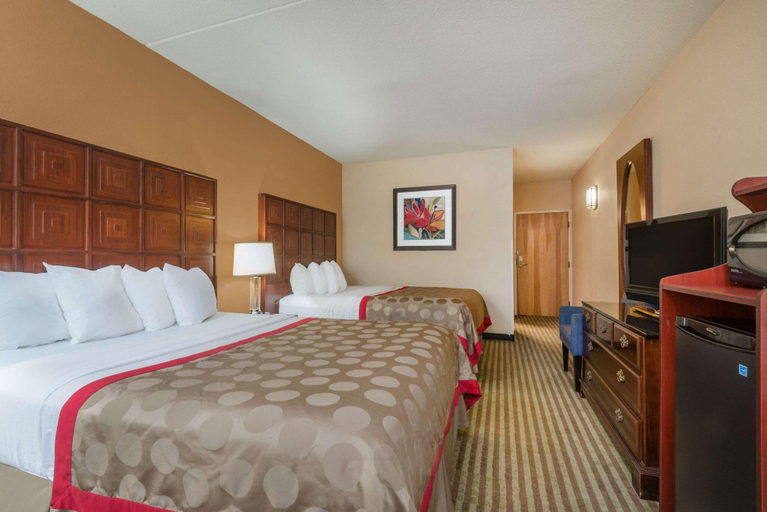 Bedroom 3, Ramada by Wyndham Columbus North, Franklin