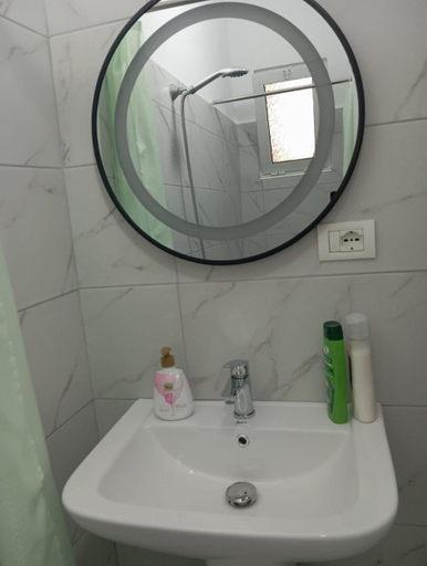 Bathroom 5, Green Forest, Beratit