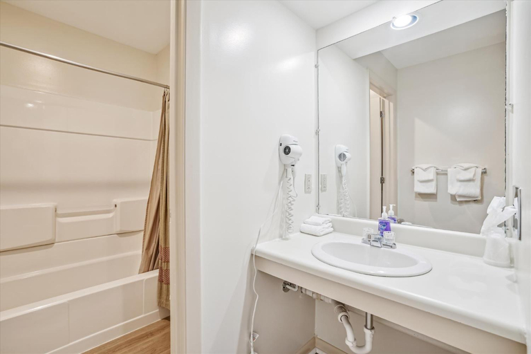 Bathroom 3, Cedarbrook Queen Studio 107, Windsor