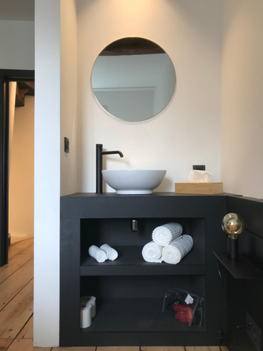 Bathroom 2, Newstreet, Liège