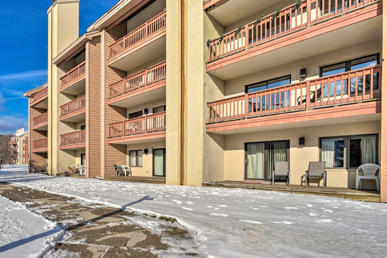 Renovated Dover Condo - Steps to Ski Shuttle!, Windham