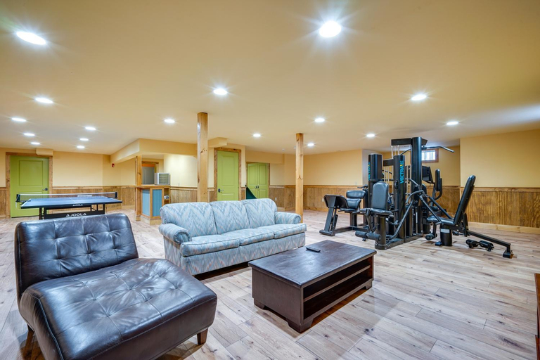 4 Mi to Mount Snow West Dover Cabin with Game Room, Windham