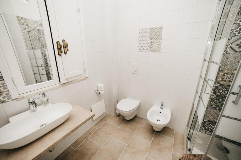 Bathroom 3, Masseria Macchiarola, Taranto