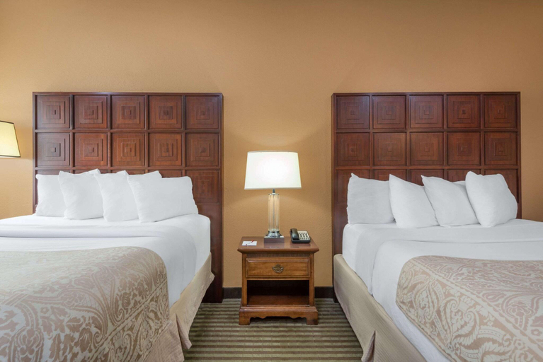 Bedroom 3, Ramada by Wyndham Columbus North, Franklin