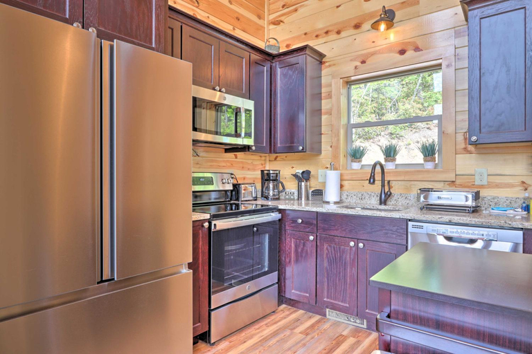 Others 5, ‘Mountain Dew’ Cabin w/ Hot Tub & Scenic Views!, Sevier