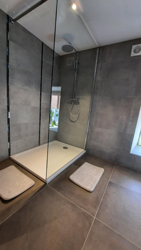 Bathroom 3, D'un coin à l'autre, Luxembourg