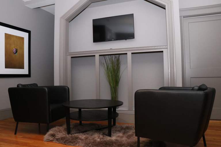 Shared lounge/TV area, A Stylish Stay w/ a Queen Bed, Heated Floors.. #17, Norfolk