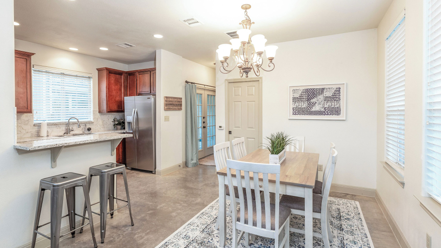 Others 5, Upstay-2-Home Complex for 18ppl, Travis