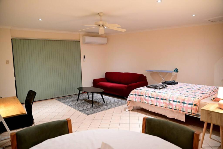 Bedroom 2, Spacious studio in AliceSprings QueenBed+KSAirbed, Alice Springs- Ross