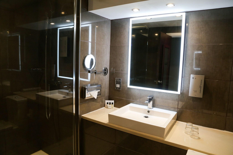 Bathroom 5, Birmingham North Moor Hall Hotel, BW Premier, Birmingham