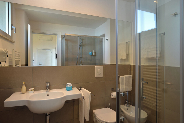 Bathroom 4, Hotel delle Nazioni, Pesaro E Urbino