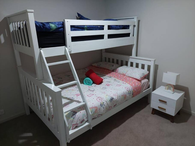 Beautiful home in Harrison with 5 Bedrooms, Canberra