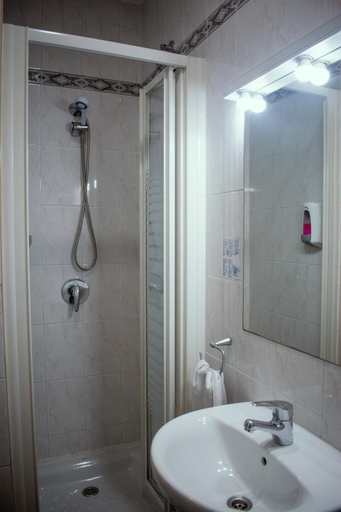 Others 4, Hostal Artico, Madrid