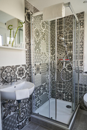 Bathroom 7