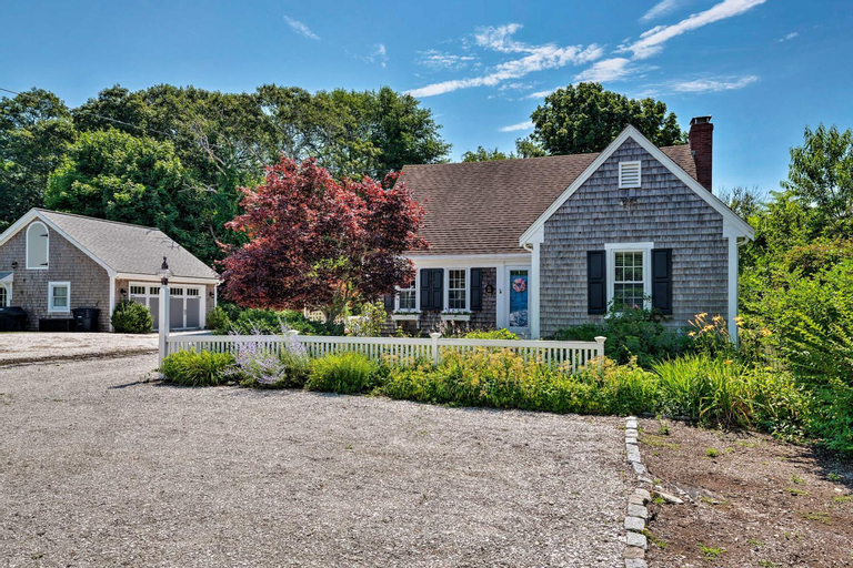 Fire Pit, Walk to Beach Waterfront Hyannis Gem, Barnstable