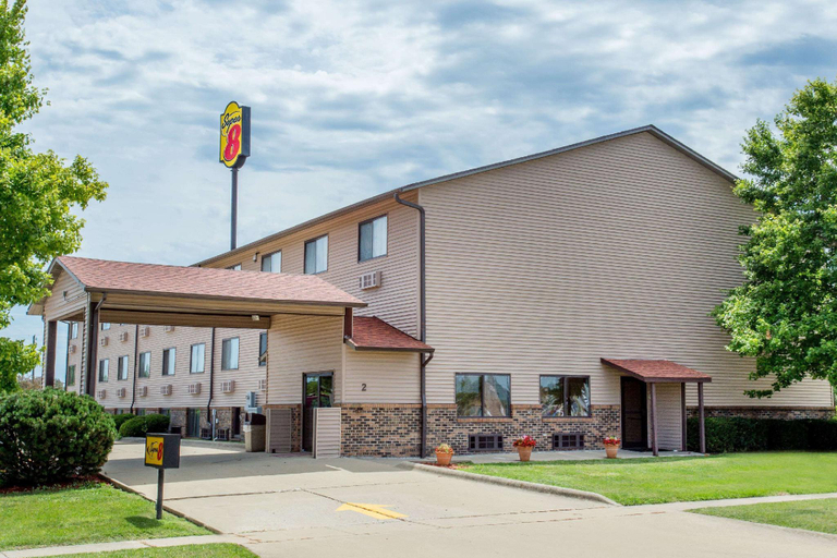 Exterior & Views 2, Super 8 by Wyndham Normal Bloomington, McLean