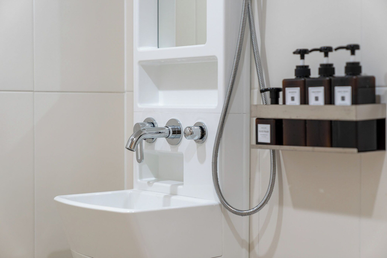Bathroom 3, Mutal Stay, Guro