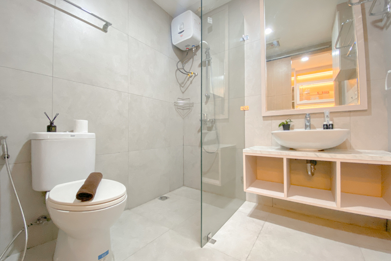 Bathroom 5, Comfortable 1BR Apartment at Pollux Chadstone By Travelio, Cikarang