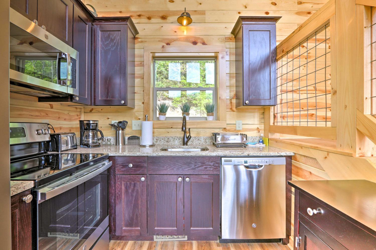 Others 4, ‘Mountain Dew’ Cabin w/ Hot Tub & Scenic Views!, Sevier