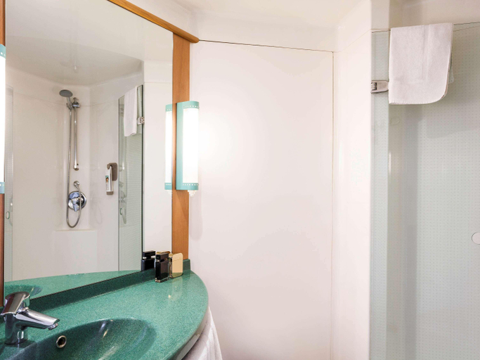 Bathroom 5, ibis London Barking, London