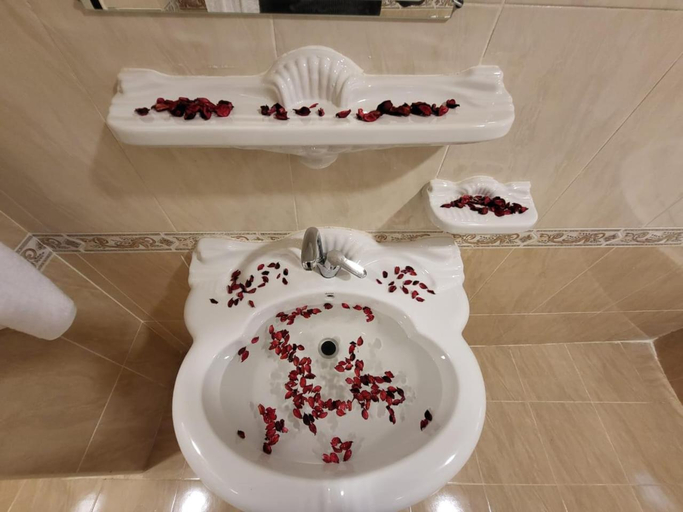 Bathroom 2, Lucky Pyramids View, Al-Ahram
