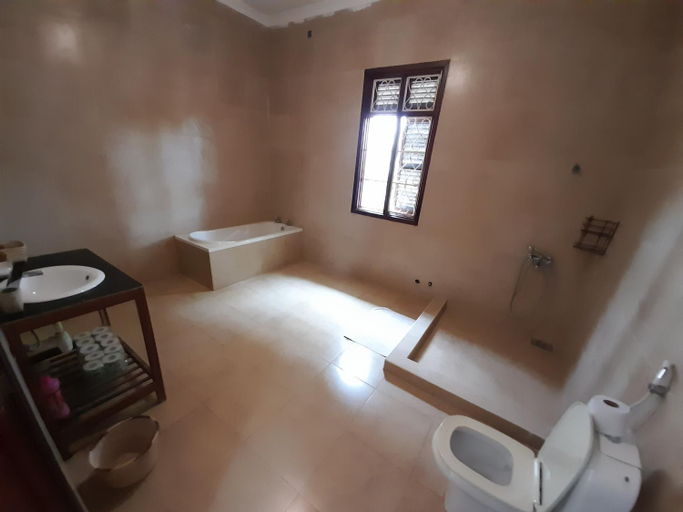 Bathroom 3, Culture's apartment, Kusini