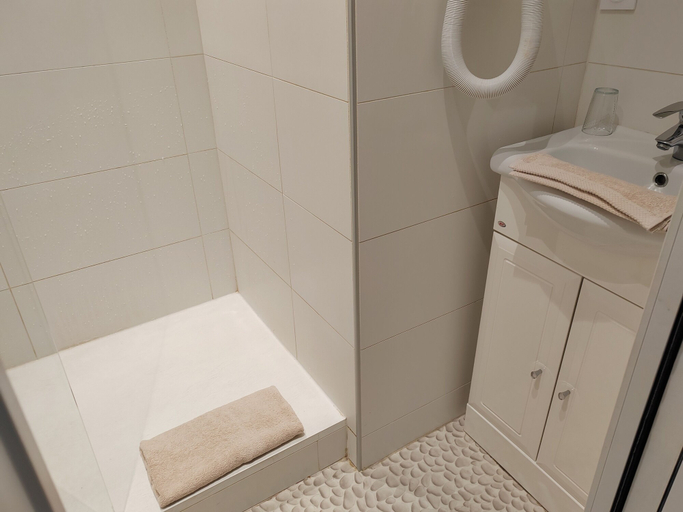 Bathroom 5, Hôtel Au Grand Duquesne, Seine-Maritime