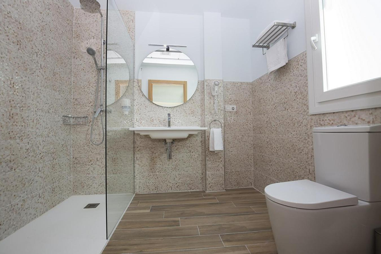 Bathroom 3, Ocean Lounge, Alicante