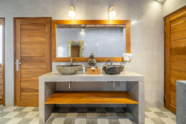 Bathroom 13
