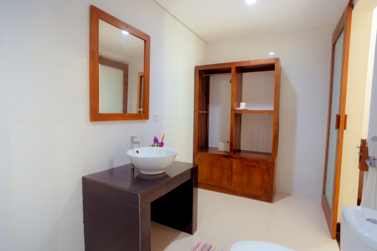 Bathroom 13