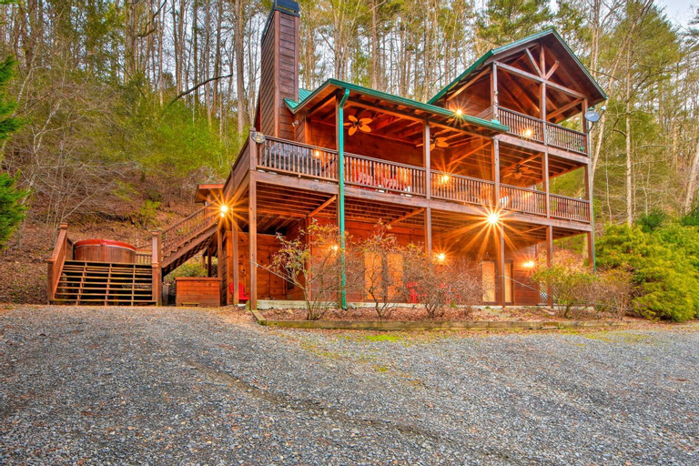 Riverside Ellijay Cabin with Hot Tub and Game Room, Gilmer