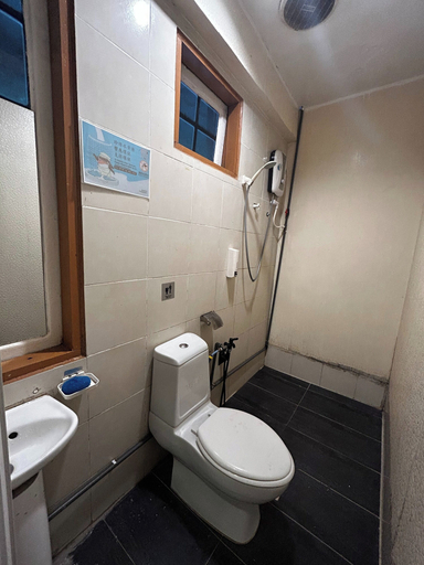 Bathroom 5, Riverbank Dungun Guesthouse & Cafe, Dungun