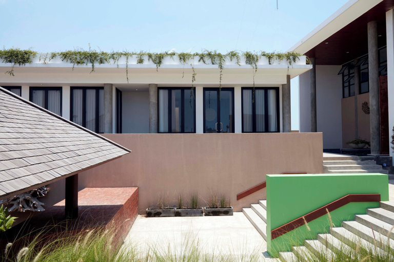 Exterior & Views