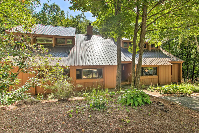 Lincoln Condo with Amenities and Shuttle to Loon!, Grafton