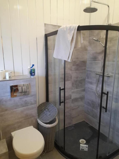 Bathroom 3, Mattys Pub & Apartments