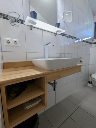 Bathroom 3, Pension Victoria, Rastatt