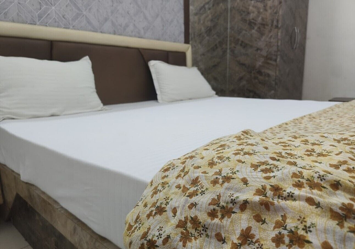 Bedroom 1, Hotel divine and restaurant, Pratapgarh