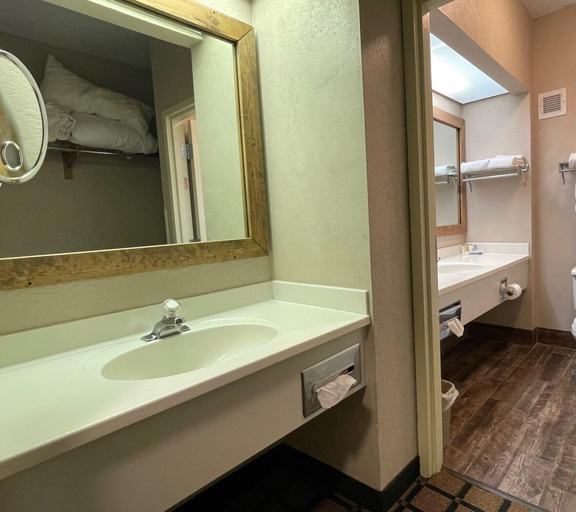Bathroom 4, Baymont by Wyndham West Plains, Howell