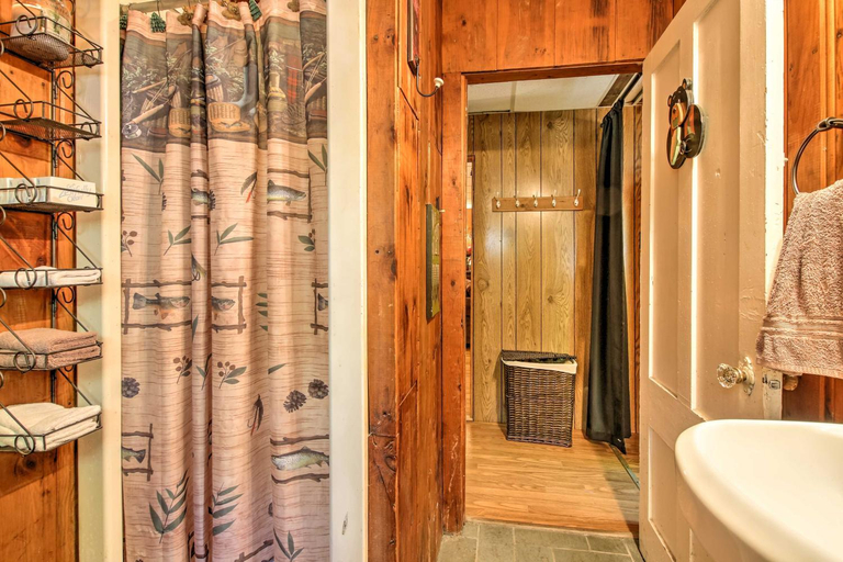 Bathroom, Pet-Friendly Cabin w/ Fire Pit, BBQ & Great Deck!, Hampshire