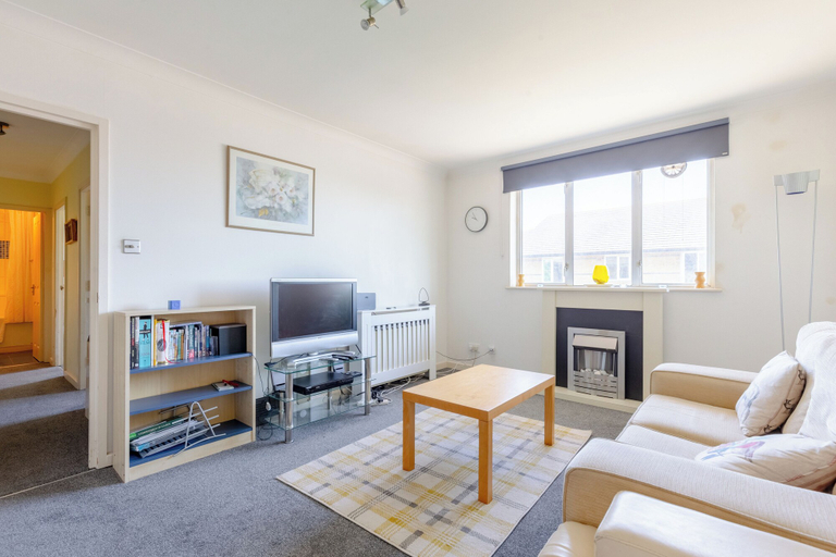Others 3, Homely 1 Bedroom Apartment in Beckton With Parking, London