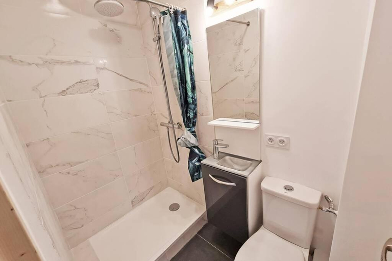 Bathroom 2, GregBnb - Centre Ancien - T2 Street Art - Wifi, Var