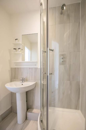 Bathroom 2, Parnell Corner Apartments, Dublin