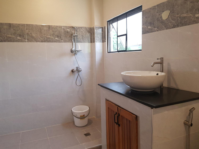 Bathroom 3, Champagne Palm Resort, Panglao