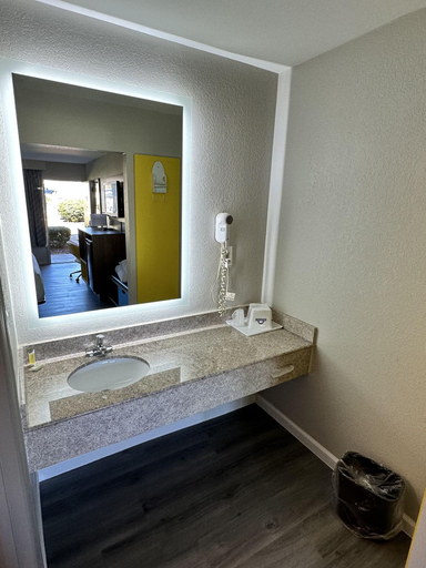Bedroom 3, Days Inn by Wyndham Emporia, Emporia