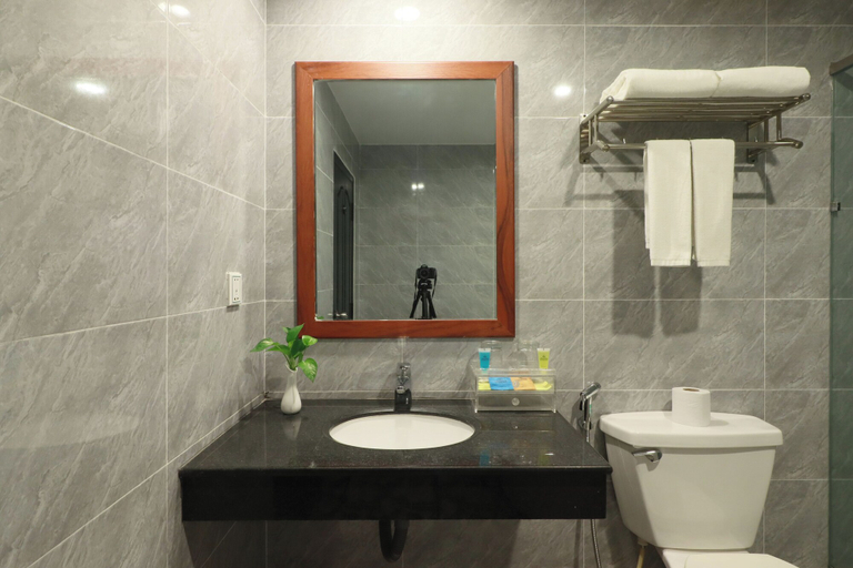 Bathroom 4, Ramada by Wyndham Phnom Penh Central, Phnom Penh